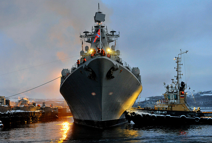 Tuần dương hạm Marsal Ustinov trong Hạm đội Biển Bắc của Nga. Tuần dương hạm này htuộc lớp Slava, tổng cộng trong Hải quân Nga đang có 3 chiếc tàu tuần dương thuộc lớp Slava được đóng từ thời Liên Xô vẫn đang được sử dụng. Tàu có độ giãn nước tối đa 12500 tấn, có tốc độ tối đa 32 hải lý tương đương với 59 km/h. Nguồn ảnh: TASS.