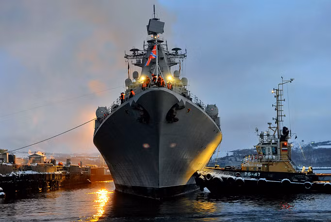 Tuần dương hạm Marsal Ustinov trong Hạm đội Biển Bắc của Nga. Tuần dương hạm này htuộc lớp Slava, tổng cộng trong Hải quân Nga đang có 3 chiếc tàu tuần dương thuộc lớp Slava được đóng từ thời Liên Xô vẫn đang được sử dụng. Tàu có độ giãn nước tối đa 12500 tấn, có tốc độ tối đa 32 hải lý tương đương với 59 km/h. Nguồn ảnh: TASS.