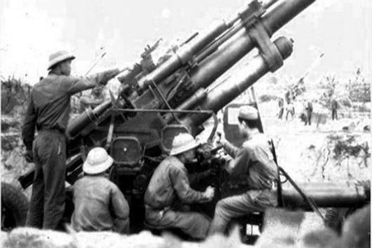 Máy bay địch ném 4 quả bom vào khu vực trận địa Đại đội 104. Không nao núng tinh thần, đơn vị tiếp tục bắn tập trung vào chiếc thứ 2. Nguồn ảnh: Báo Tin Tức