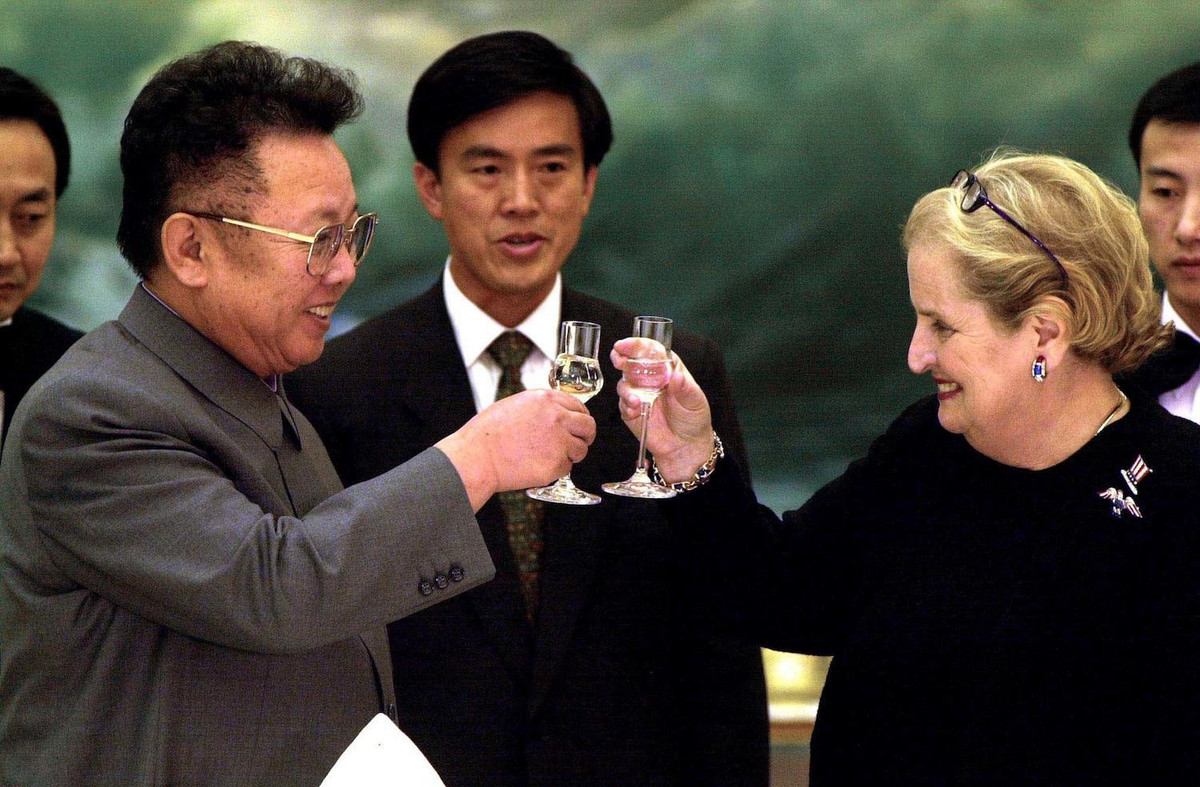 Nữ Ngoại trưởng Madeleine Albright là một trong những quan chức cao cấp đầu tiên của Mỹ đến thăm Triều Tiên. Trong ảnh là bà Albright nâng ly cùng nhà lãnh đạo Triều Tiên Kim Jong-il trong chuyến thăm vào năm 2000. Ảnh: Foreign Policy.
