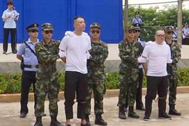 Thực ra bản án dành cho hai phạm nhân đã được quyết từ trước đó và đây chỉ là việc thông báo ở nơi công cộng.