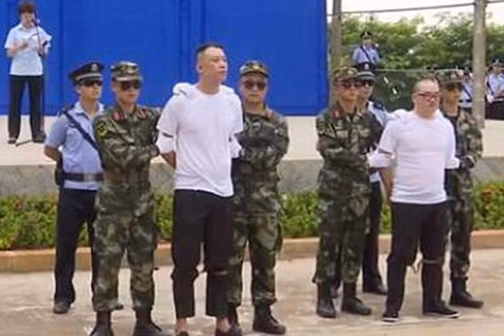 Thực ra bản án dành cho hai phạm nhân đã được quyết từ trước đó và đây chỉ là việc thông báo ở nơi công cộng.