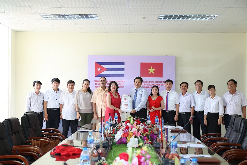 Các đại biểu tại Lễ trao tượng trưng 5.000 tấn gạo. Ảnh: KH