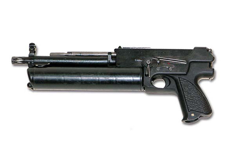 Băng đạn lớn của PP-90M1 chứa tới 64 viên (thông thường hoặc xuyên giáp), tốc độ bắn 600-800 viên mỗi phút cung cấp hỏa lực mật độ dày đặc. Tầm bắn hiệu quả của mẫu tiểu liên này thường ở mức 200 mét đổ lại và nó cũng có những nhược điểm không mấy dễ chịu đối với “lính mới” khi mới làm quen với PP-90M1. Nguồn ảnh: Sputnik.