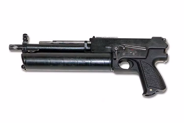 Băng đạn lớn của PP-90M1 chứa tới 64 viên (thông thường hoặc xuyên giáp), tốc độ bắn 600-800 viên mỗi phút cung cấp hỏa lực mật độ dày đặc. Tầm bắn hiệu quả của mẫu tiểu liên này thường ở mức 200 mét đổ lại và nó cũng có những nhược điểm không mấy dễ chịu đối với “lính mới” khi mới làm quen với PP-90M1. Nguồn ảnh: Sputnik.