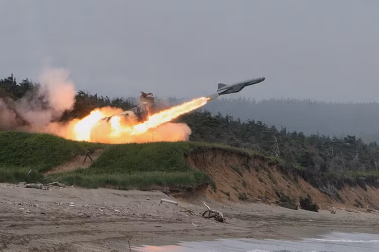 Tên lửa được lắp đầu nổ nặng tới nửa tấn cho phép đánh chìm các tàu chiến cỡ vài nghìn tấn chỉ bằng một phát bắn duy nhất. Tuy nhiên, tầm bắn ngắn cũng như tốc độ bay chậm là điểm yếu của P-21, cự ly tối đa chỉ đạt 80km, tốc độ tối đa Mach 0,9. Nguồn ảnh: defence.ru.