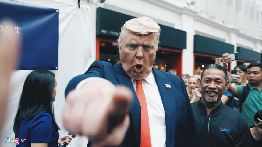 Alan với một trong những động tác đã làm nên thương hiệu của Tổng thống Trump.