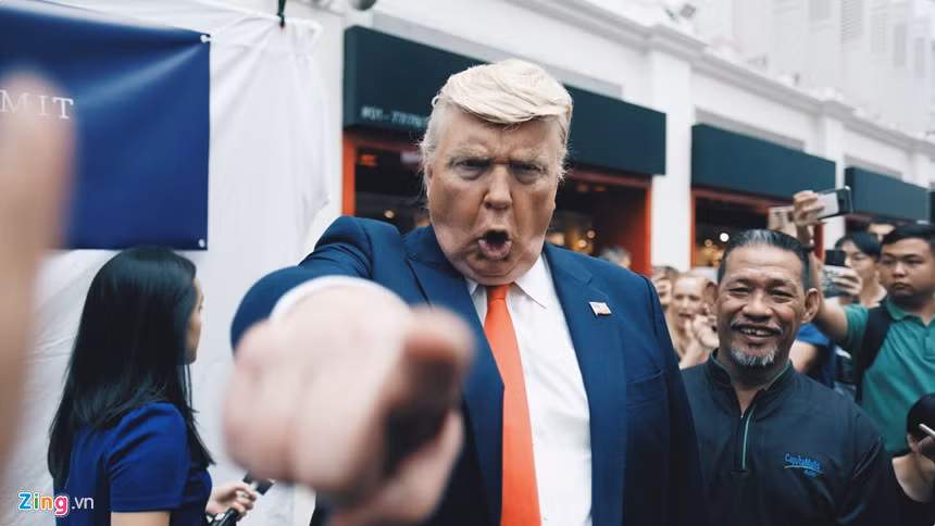 Alan với một trong những động tác đã làm nên thương hiệu của Tổng thống Trump.