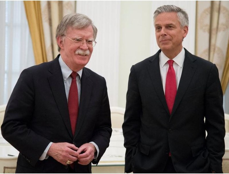 Cố vấn an ninh quốc gia Mỹ John Bolton (trái) và đại sứ Mỹ tại Nga Hunstman trong cuộc gặp Tổng thống Nga Vladimir Putin và Ngoại trưởng Nga Sergey Lavrov tại Điện Kremlin (Nga) ngày 27-6. Ảnh: REUTERS