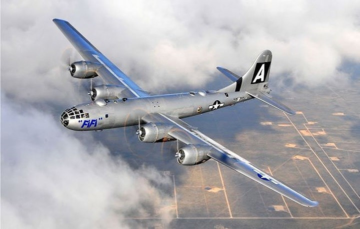 Siêu pháo đài Boeing B-29 là mẫu máy bay ném bom tầm xa có khả năng triển khai vũ khí hạt nhân đầu tiên trên thế giới, ra đời vào cuối Thế chiến 2.