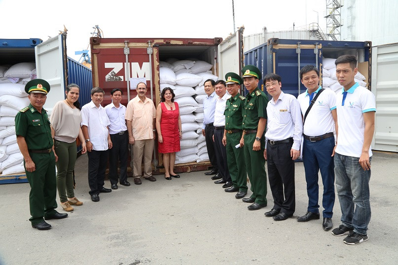 Các đại biểu đã tới cảng Nam Hải, Hải Phòng chứng kiến lô gạo đầu tiên tập kết tại cảng Hải Phòng trước khi đưa xuống tàu lên đường đến Cuba. Ảnh: KH.