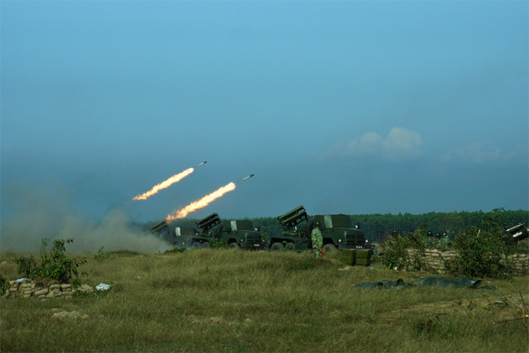 Pháo phản lực BM-14 thực hành bắn đạn thật