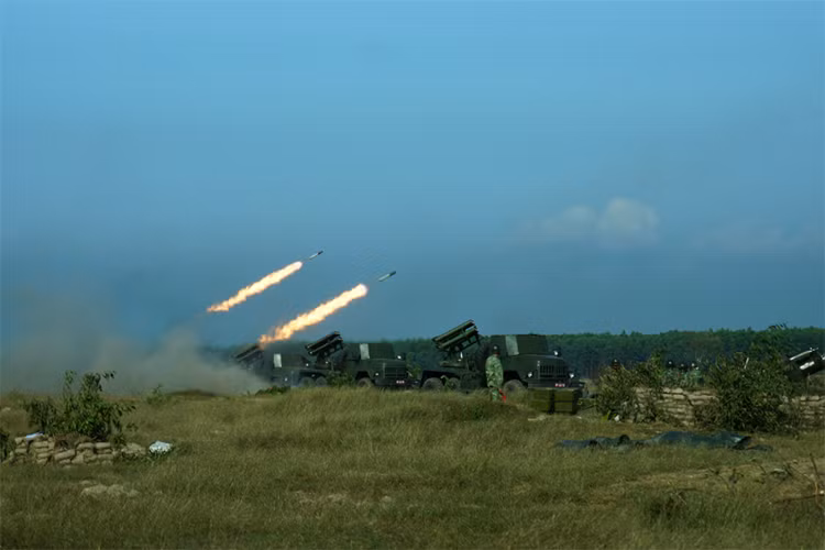 Pháo phản lực BM-14 thực hành bắn đạn thật