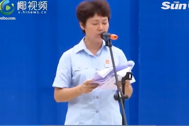 Vị nữ thẩm phán tuyên bố: “Bây giờ tôi tuyên bố đưa Cai Liqun và Huang Zhenye tới pháp trường và tiến hành việc xử bắn”.