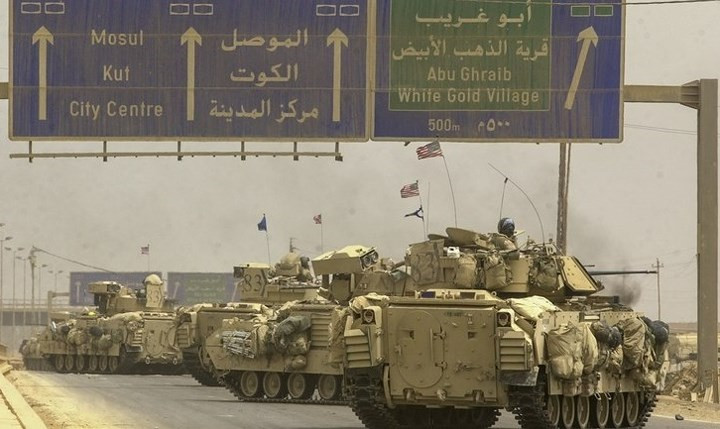 Xe thiết giáp của sư đoàn bộ binh Mỹ di dọc theo con đường dẫn tới quốc lộ 10 nhằm bao vây hoàn toàn thủ đô Baghdad của Iraq.