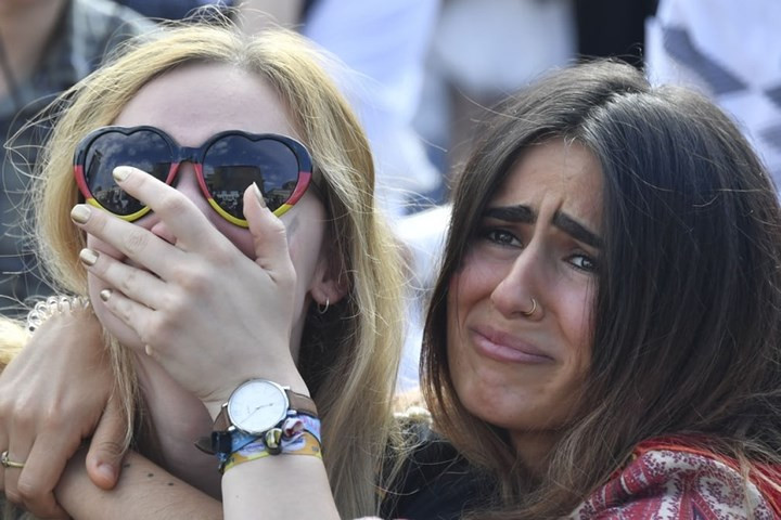 Nhiều cô gái không thể tin nổi những chàng trai từng được tung hô vì bản lĩnh thép lại dễ dàng buông xuôi đến thế. Ảnh: EPA