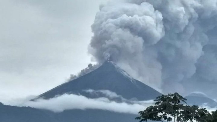 Núi lửa Fuego phun trào cột tro bụi cao tới hơn 10km trên bầu trời. Ảnh: Chính phủ Guatemala.