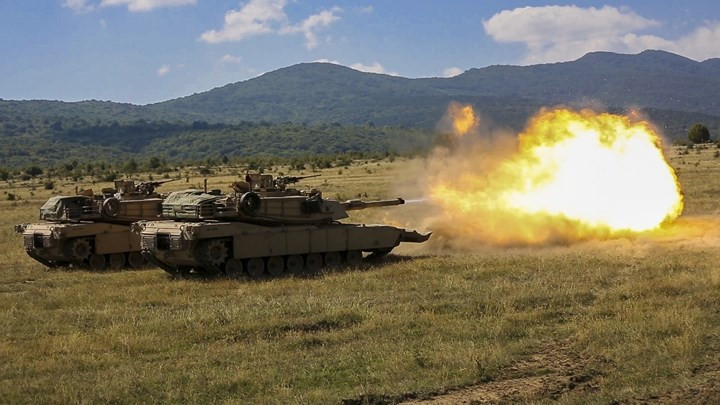 Xe tăng M1A1 Abrams khai hỏa tấn công mục tiêu trong đợt tập trận tại Novo Selo, Bulgaria.