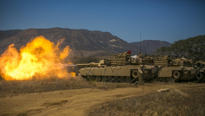 Chiến tăng M1A1 Abrams khai hỏa trong đợt huấn luyện thường niên tại trại Pendleton, California.