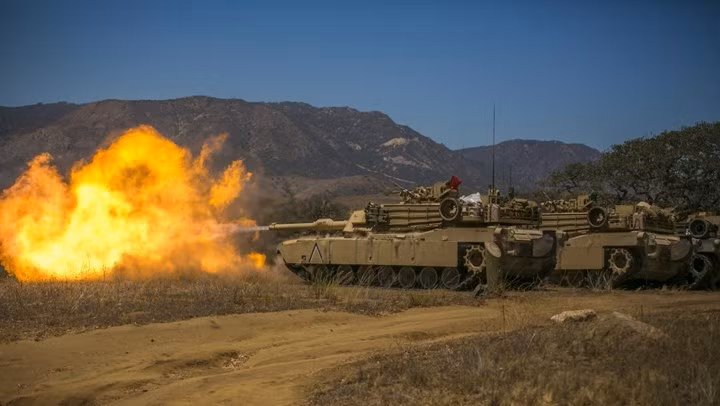 Chiến tăng M1A1 Abrams khai hỏa trong đợt huấn luyện thường niên tại trại Pendleton, California.
