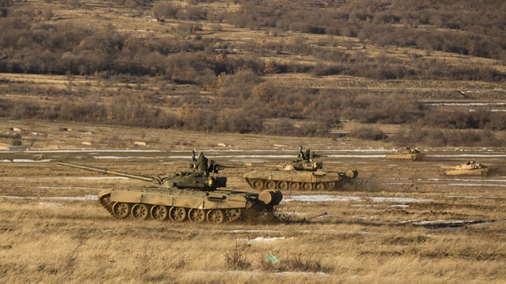 Xe tăng M1A1 Abrams tham gia huấn luyện cùng xe tăng T-72 trong cuộc tập trận Platinum Lion tại Novo Sele, Bulgaria.