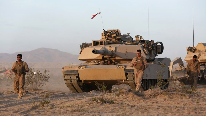 Cuộc tập trận Desert Scimitar được thiết kế nhằm giúp xe tăng M1A1 Abrams làm quen với việc chiến đấu trong môi trường sa mạc.