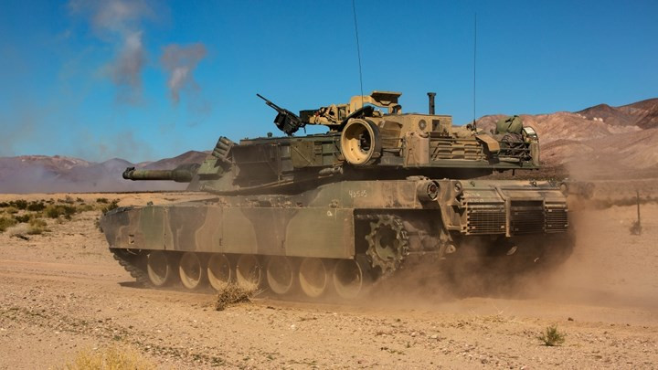 Chiến tăng M1A1 Abrams tham gia đợt huấn luyện chiến đấu cùng pháo binh tại California.