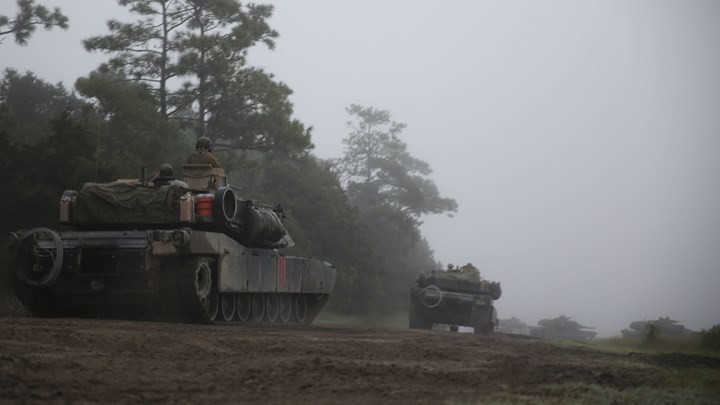 Xe tăng M1A1 Abrams tham gia huấn luyện vượt đầm lầy và chướng ngại vật tại trại Lejeune, New York.