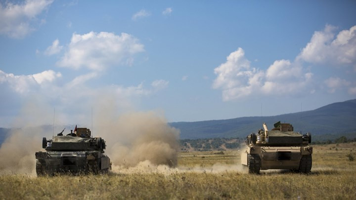Hai xe tăng M1A1 Abrams tham gia tập trận bắn đạn thật tại thao trường Novo Selo, Bulgaria.