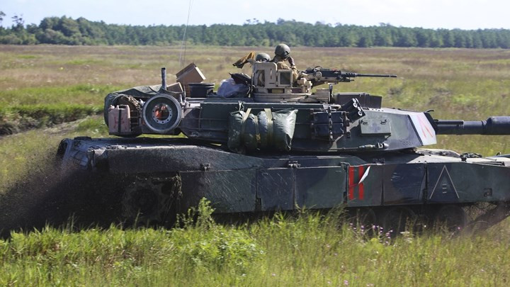 Vừa phải vượt đầm lầy và chướng ngại vật, các xe tăng M1A1 Abrams tham gia huấn luyện còn phải liên tục tấn công các mục tiêu giả định.