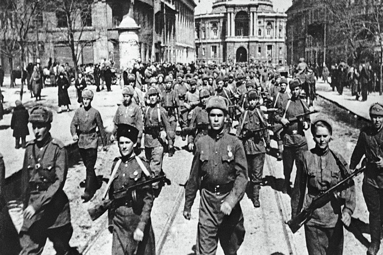 Thậm chí đến mùa đông năm 1941, quân Đức chỉ còn cách thủ đô Moscow chưa đầy 30km, và đó là hoàn cảnh ra đời của lễ duyệt binh lịch sử trên Quảng trường Đỏ vào ngày 7/11/1941 khi các đơn vị Hồng quân tiến thẳng ra mặt trận trong khi vòng vây của phát xít Đức đang thít chặt Moscow. Đây cũng là bước ngoặt làm thay đổi cục diện Mặt trận phía Đông. Nguồn ảnh: Wikipedia.