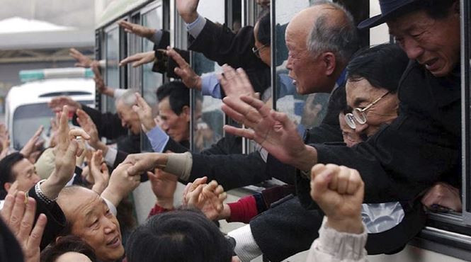 Theo số liệu thống kê, số lượng người Hàn Quốc đăng ký để được đoàn tụ với những người thân yêu ở Triều Tiên là 132.124 người, tính đến cuối tháng 5, trong đó chỉ có khoảng 57.000 người còn sống. Ảnh: AP