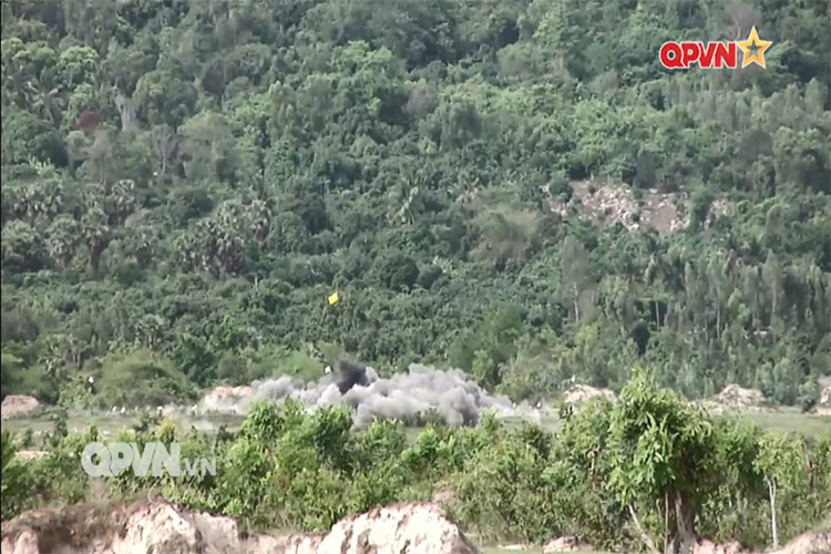 Cũng trong năm 2017, Quân khu 9 đã tích hợp thành công 8 tổ hợp vũ khí lên xe thiếp giáp các loại gồm, 4 tổ hợp pháo tự hành 105mm lên xe bánh xích M548, một tổ hợp pháo phòng không tự hành 23mm lên xe M548 và ba tổ hợp cối tự hành 100mm lên xe thiết giáp M125 và M106 (các biến thể cối tự hành của xe M113). Nguồn ảnh: QPVN.