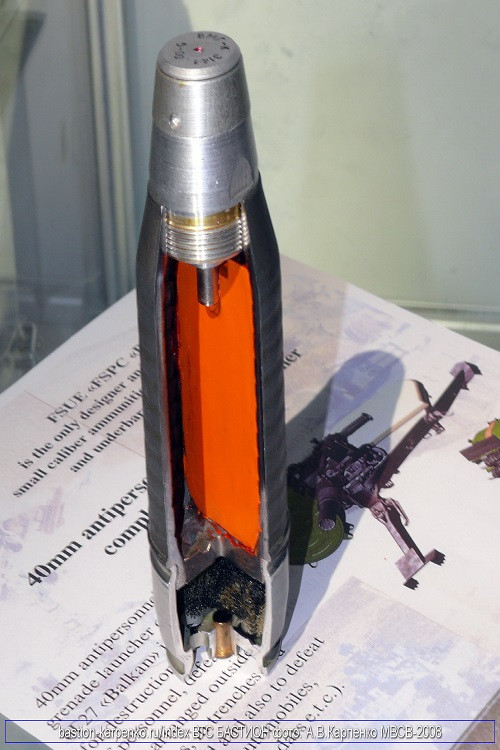 Tầm bắn tối đa của AGS-40 là 2.500m cao hơn hẳn so với một số mẫu súng phóng lựu của Phương Tây từ 300-500m, tuy nhiên nó cũng có điểm trừ khi chỉ được trang bị kính ngắm quang học PAG-17 vốn đã khá lỗi thời và được sử dụng trên AGS-17 cho đến nay. Trong ảnh là nguyên mẫu đạn 40mm 7P39 của AGS-40 cũng do NPO "Pribor" phát triển. Nguồn ảnh: defendingrussia.ru.