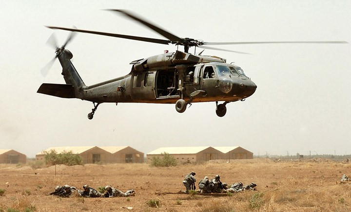 Trực thăng UH-60 Black Hawk yểm trợ cho binh sĩ Mỹ trong đợt tập trận tại trại Taji, Iraq.