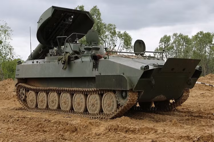 Trong khi đó đối với UR-77 nó lại được đặt trên khung gầm bánh xích đa năng MT-LB với cụm tháp pháo cố định, với cụm phóng có thể mang theo hai đạn rocket tương tự như UR-83P. Tuy nhiên, với khung gầm bánh xích khiến UR-77 khó có thể cơ động trong môi trường tác chiến đô thị như UR-83P. Nguồn ảnh: donetsksite.