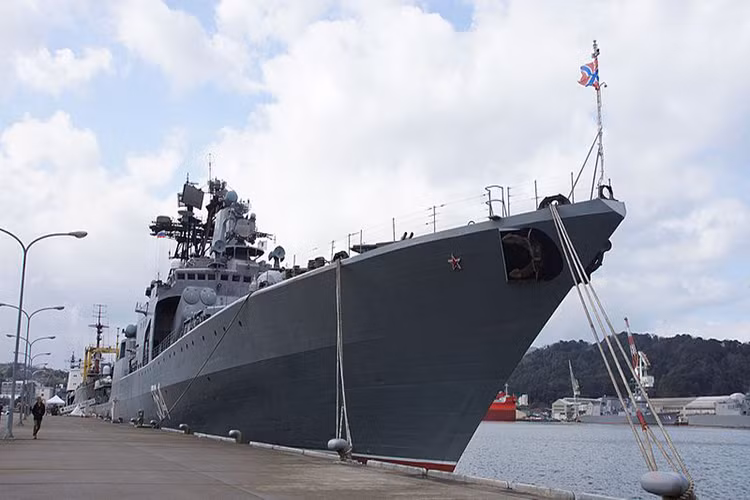 TASS lẫn lời Đại tá Oleg Korolyov - chỉ huy biên đội tàu chiến Nga vừa bắt đầu chuyến thăm chính thức Việt Nam hôm 3/6 cho hay, các tàu hải quân của Hạm đội Thái Bình Dương Nga có mặt tại Cam Ranh sẽ tổ chức diễn tập chung với Hải quân Việt Nam trong ngày 6/6.