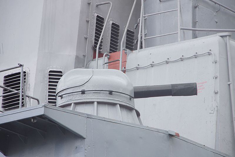 Ngoài các loại vũ khí chống ngầm, các tàu Udaloy còn được trang bị hệ thống vũ khí phòng không tổ hợp pháo phòng không cao tốc AK-630 30mm có tốc độ bắn lên đến 5.000 phát/phút với tầm bắn hiệu quả có thể đạt 5.000 mét.