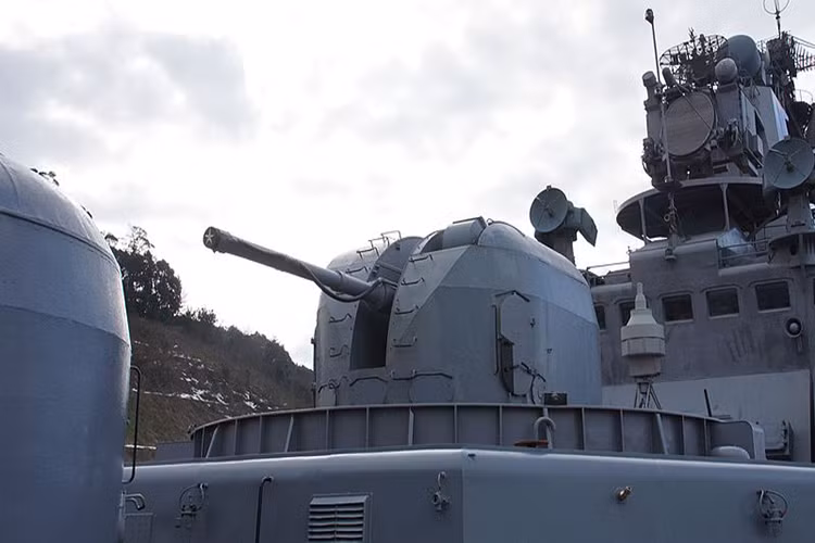 Vũ khí đối hạm của tàu Udaloy cũng không hề tệ với bộ đôi hải pháo AK-100 100mm hoặc bộ đôi hải pháo AK-100 cùng một hải pháo AK-130 được đặt ngay phía trước mũi tàu.