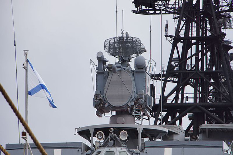 Đạn tên lửa hành trình chống tàu ngầm 85RU/UPRK-5 Rastrub được thiết kế trên cơ sở tên lửa P-120 Malakhit. cơ bản nó có phần khung thân giống nhau nhưng đầu đạn lại sử dụng quả ngư lôi chống ngầm UGMT-1. Khi tác chiến, thân tên lửa dùng động cơ nhiên liệu rắn sẽ đưa quả ngư lôi tới vị trí khoanh vùng phát hiện tàu ngầm, sau đó ngư lôi được thả xuống dưới mặt nước tự tìm diệt tàu địch (hạ mục tiêu ở độ sâu 20-500m). Tên lửa 85RU đạt tầm bắn 10-90km, tốc độ hành trình Mach 0,95. Nguồn ảnh: Wiki