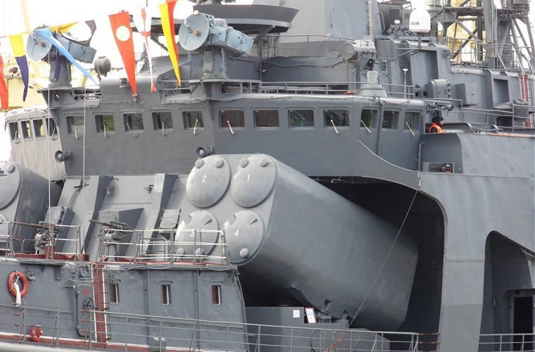 Trên tàu khu trục chống ngầm Udaloy được trang bị hệ thống săn tàu ngầm đồ sộ nhất thế giới. Cụ thể, hai bên hông thượng tầng được bố trí hai bệ phóng thuộc tổ hợp tên lửa hành trình chống ngầm Metel (NATO định danh SS-N-14 Silex).