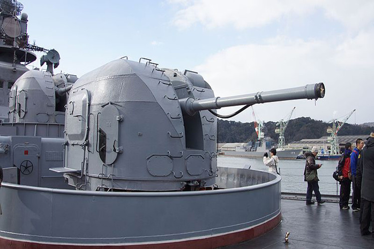 Ak-100 có tốc độ bắn từ 50-60 phát/phút với tầm bắn hiệu quả hơn 20.000 mét, mẫu hải pháo này cũng có thể được sử dụng cho nhiệm vụ phòng không với tầm bắn hiệu quả là 10.000 mét đối với các mục tiêu bay có cánh.