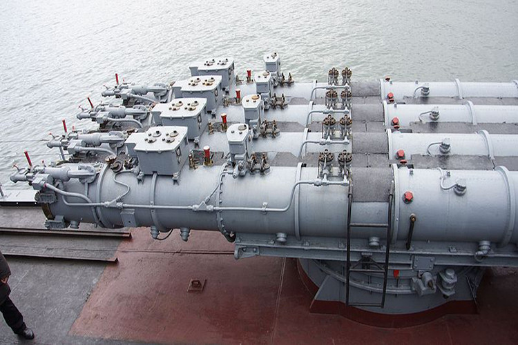 Ở tầm trung, tàu ngầm đối phương sẽ phải đối phó với 10 bệ phóng ngư lôi có thể bắn các loại ngư lôi chống ngầm/tàu mặt nước Type 53 đạt tầm 19-22km, tốc độ khoảng 80km/h. Nguồn ảnh: WikiCác bệ ngư lôi này có thể bắn tên lửa chống ngầm RPK-2 Viyuga đạt tầm phóng 35-45km với đầu đạn hạt nhạn 5kt hoặc ngư lôi Type 40 tự tìm diệt tàu ngầm. Nguồn ảnh: Wiki