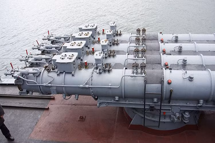 Ở tầm trung, tàu ngầm đối phương sẽ phải đối phó với 10 bệ phóng ngư lôi có thể bắn các loại ngư lôi chống ngầm/tàu mặt nước Type 53 đạt tầm 19-22km, tốc độ khoảng 80km/h. Nguồn ảnh: WikiCác bệ ngư lôi này có thể bắn tên lửa chống ngầm RPK-2 Viyuga đạt tầm phóng 35-45km với đầu đạn hạt nhạn 5kt hoặc ngư lôi Type 40 tự tìm diệt tàu ngầm. Nguồn ảnh: Wiki