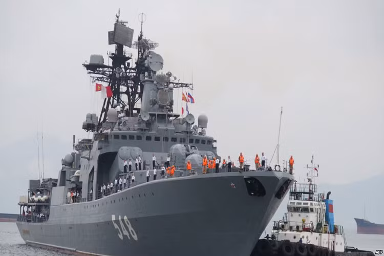 Quay lại với chuyến thăm của biên đội tàu Hạm đội Thái Bình Dương đến Việt Nam. Đại tá Korolyov nhấn mạnh chuyến thăm lần này tại Cam Ranh, yếu tố kết nối hải quân 2 nước gần 40 năm qua, là một cột mốc mang ý nghĩa quan trọng với Nga.