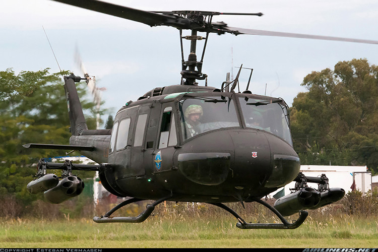 Trong ảnh là một chiếc UH-1H được vũ trang với pod phóng rocket 70mm và pod súng máy 7.62mm dành cho nhiệm vụ chi viện hỏa lực đường không. Nguồn ảnh: airliners.net