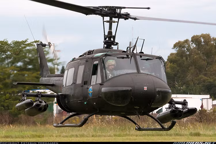 Trong ảnh là một chiếc UH-1H được vũ trang với pod phóng rocket 70mm và pod súng máy 7.62mm dành cho nhiệm vụ chi viện hỏa lực đường không. Nguồn ảnh: airliners.net