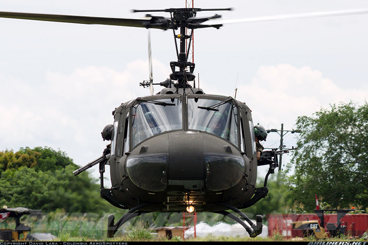 Theo đó UH-1H có thể được vũ trang nhẹ làm nhiệm vụ chi viện hỏa lực khi cần với các thùng phóng rocket 70mm, và mang theo đại liên GAU-16 12,7mm hoặc các khẩu trung liên đa nòng GAU-17 7,62mm. Tuy vũ khí “nhẹ”, nhưng với khả năng bay thấp, cơ động cao, trực thăng UH-1 là nỗi khiếp sợ với bộ binh mặt đất, nhất là với lực lượng không mạnh về phòng không. Nguồn ảnh: airliners.net