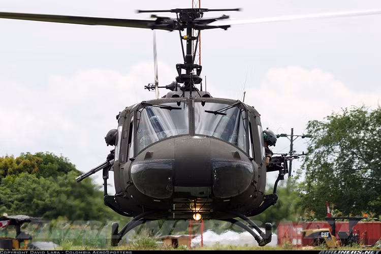 Theo đó UH-1H có thể được vũ trang nhẹ làm nhiệm vụ chi viện hỏa lực khi cần với các thùng phóng rocket 70mm, và mang theo đại liên GAU-16 12,7mm hoặc các khẩu trung liên đa nòng GAU-17 7,62mm. Tuy vũ khí “nhẹ”, nhưng với khả năng bay thấp, cơ động cao, trực thăng UH-1 là nỗi khiếp sợ với bộ binh mặt đất, nhất là với lực lượng không mạnh về phòng không. Nguồn ảnh: airliners.net