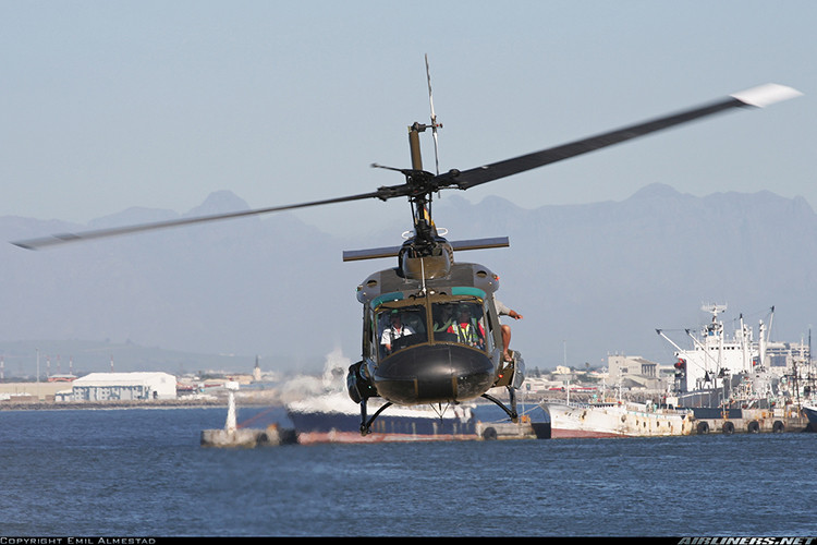 Ưu điểm nổi bật của UH-1H có thể kể tới là độ linh hoạt rất cao, xoay trở nhanh, không kén chọn bãi, có thể hạ cánh trên nền đất yếu, lồi lõm như mặt ruộng, thời gian đổ quân chỉ từ 10-20 giây. Trong khi đó con số này đối với Mi-8/17 có thể gấp đôi. Nguồn ảnh: airliners.net